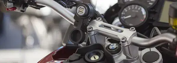 Montage d'accessoires sur une moto