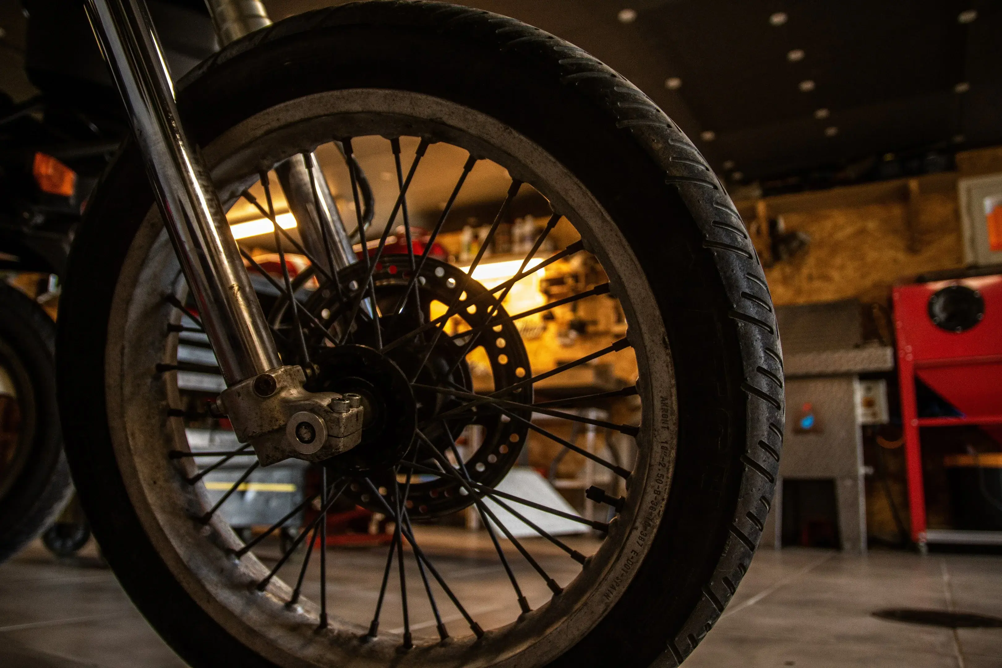 Intervention sur la partie cycle d'une moto