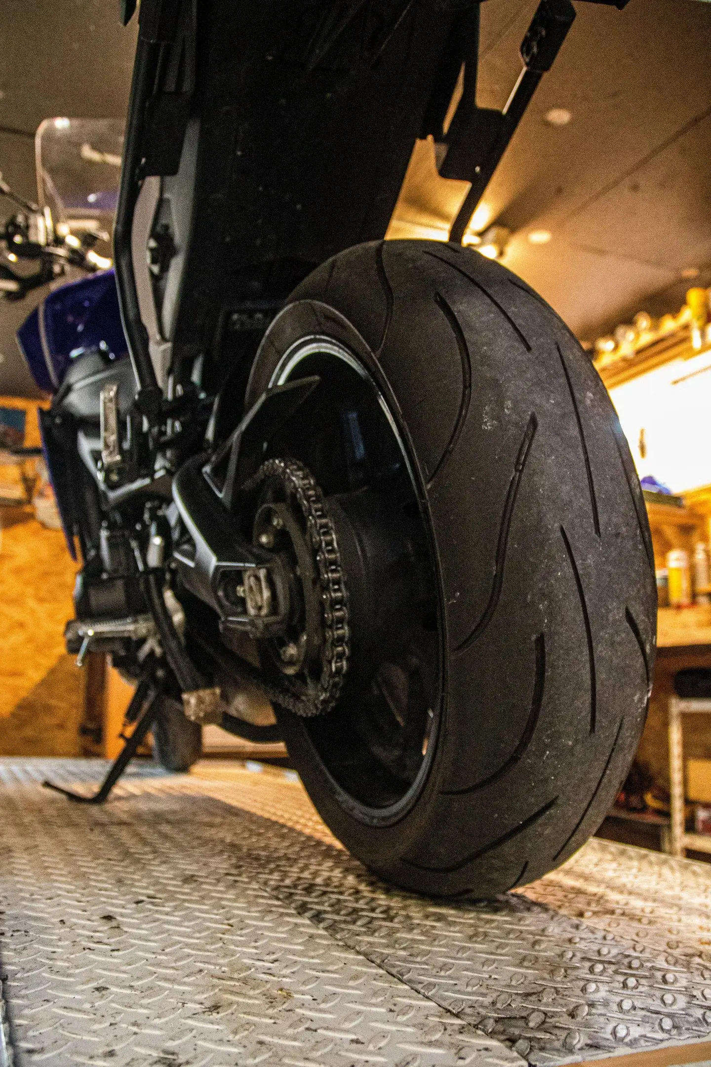 Montage de pneumatique sur une roue de moto