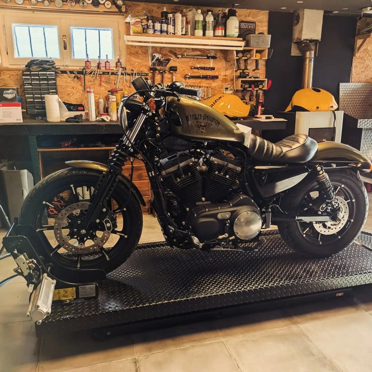 Harley-Davidson Sportster Iron 883 sur le pont de l'atelier AMF