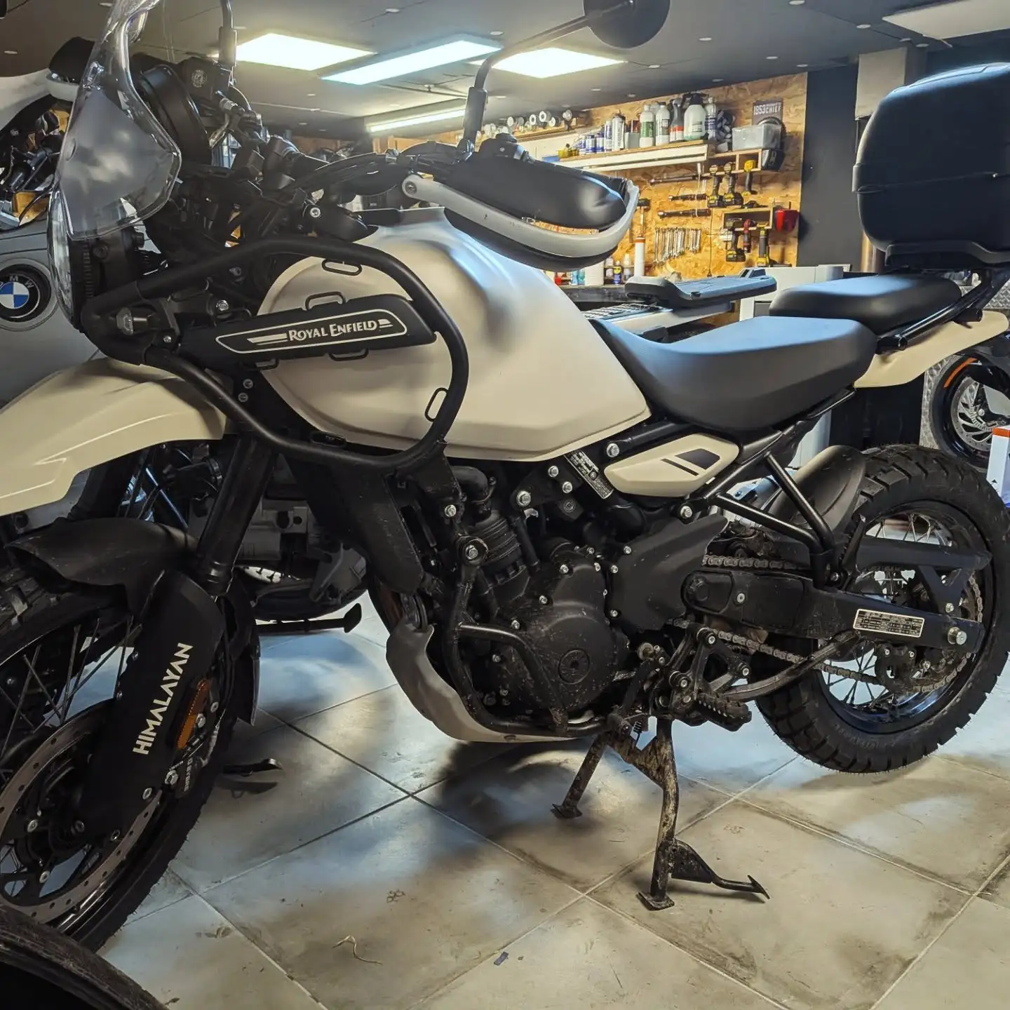 Moto en cours d'entretien à l'atelier de mécanique moto AMF