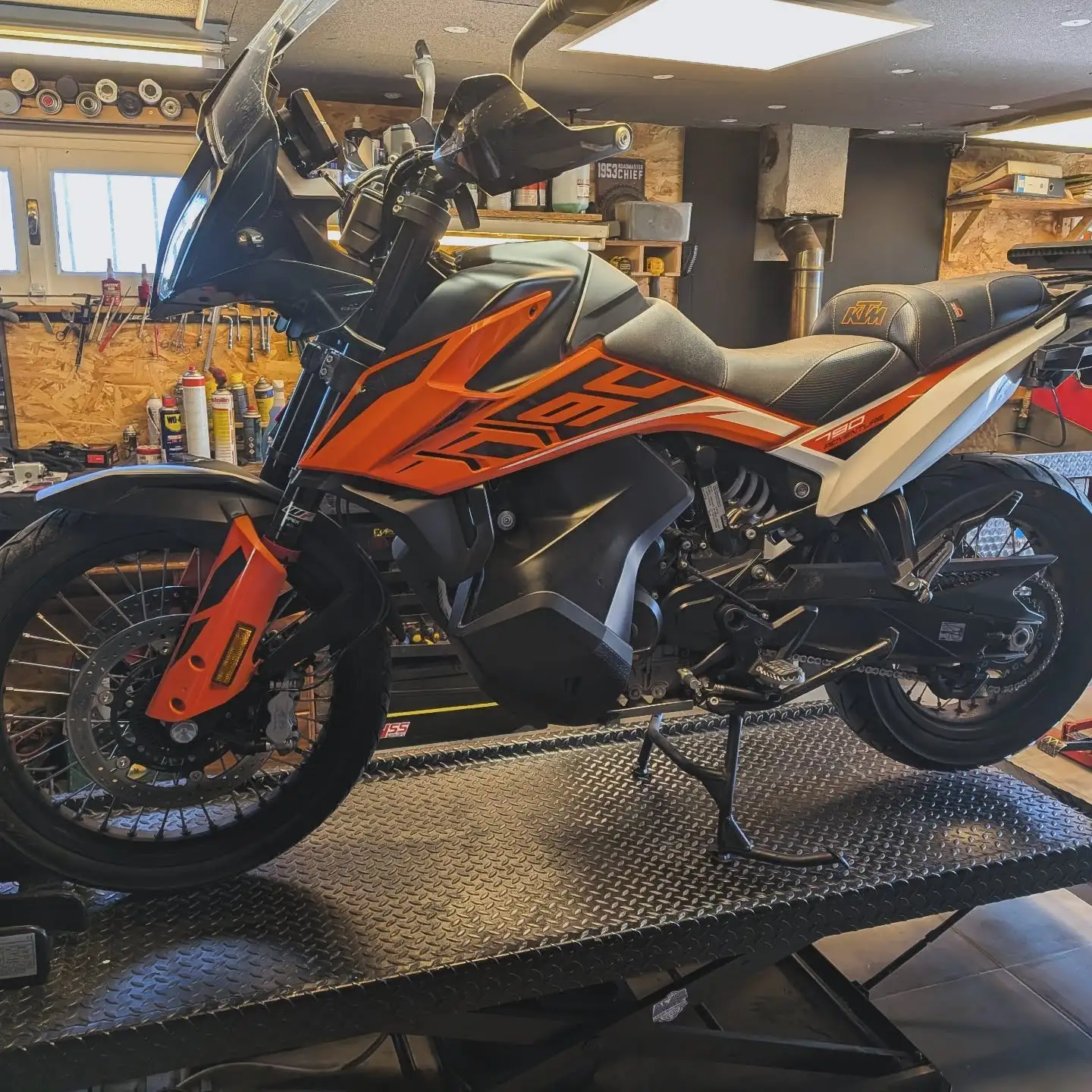 Réparation moto sur pont élévateur à l'atelier AMF