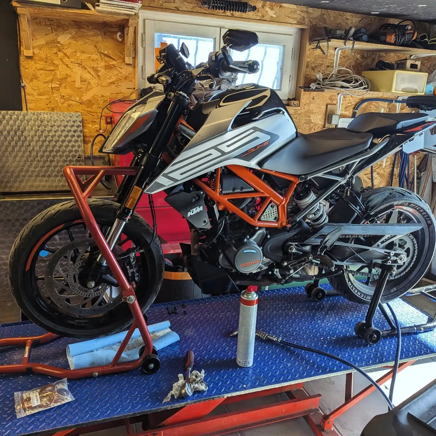 Travail de mécanique sur une moto dans la Loire
