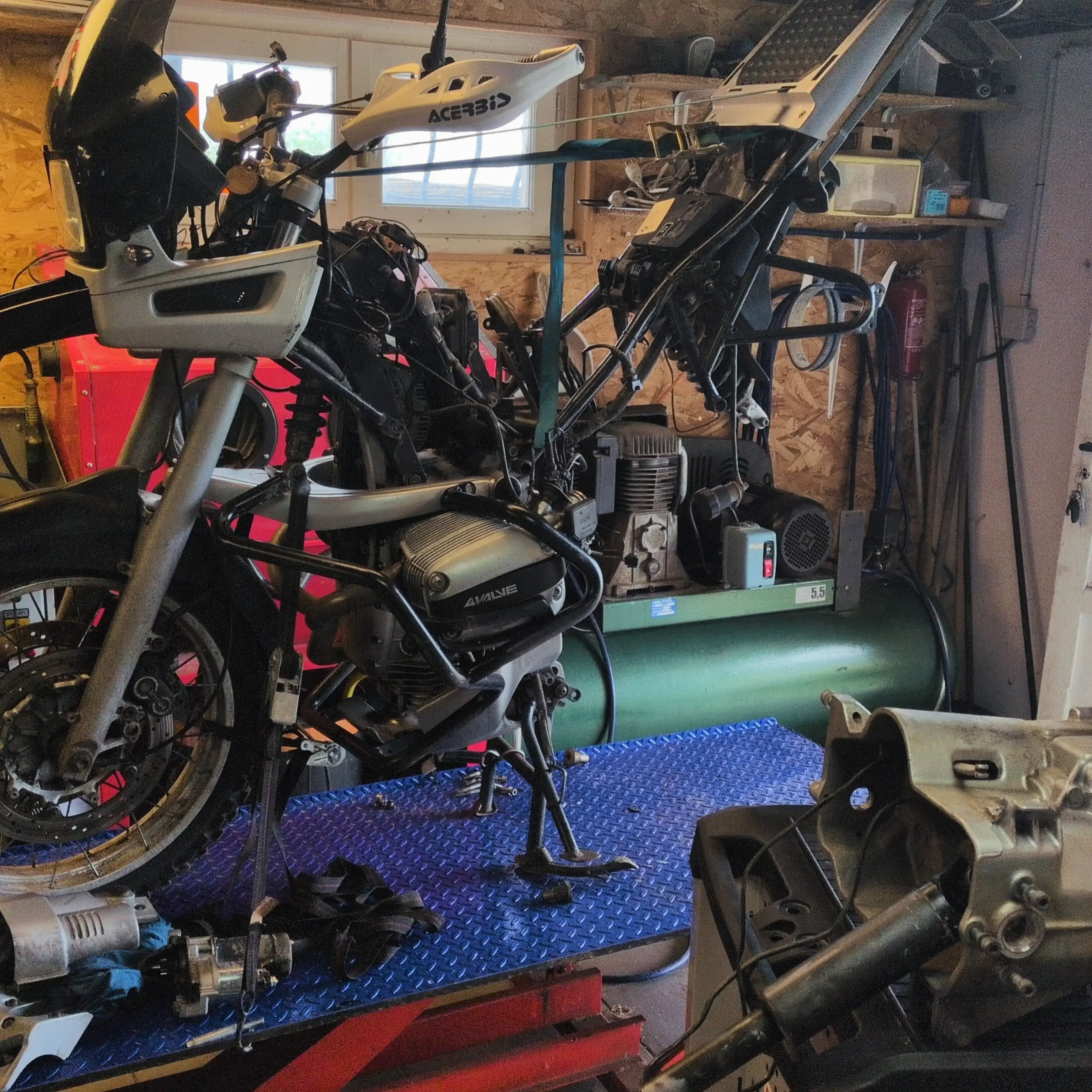 Pièce moteur de moto rénovée à l'atelier AMF