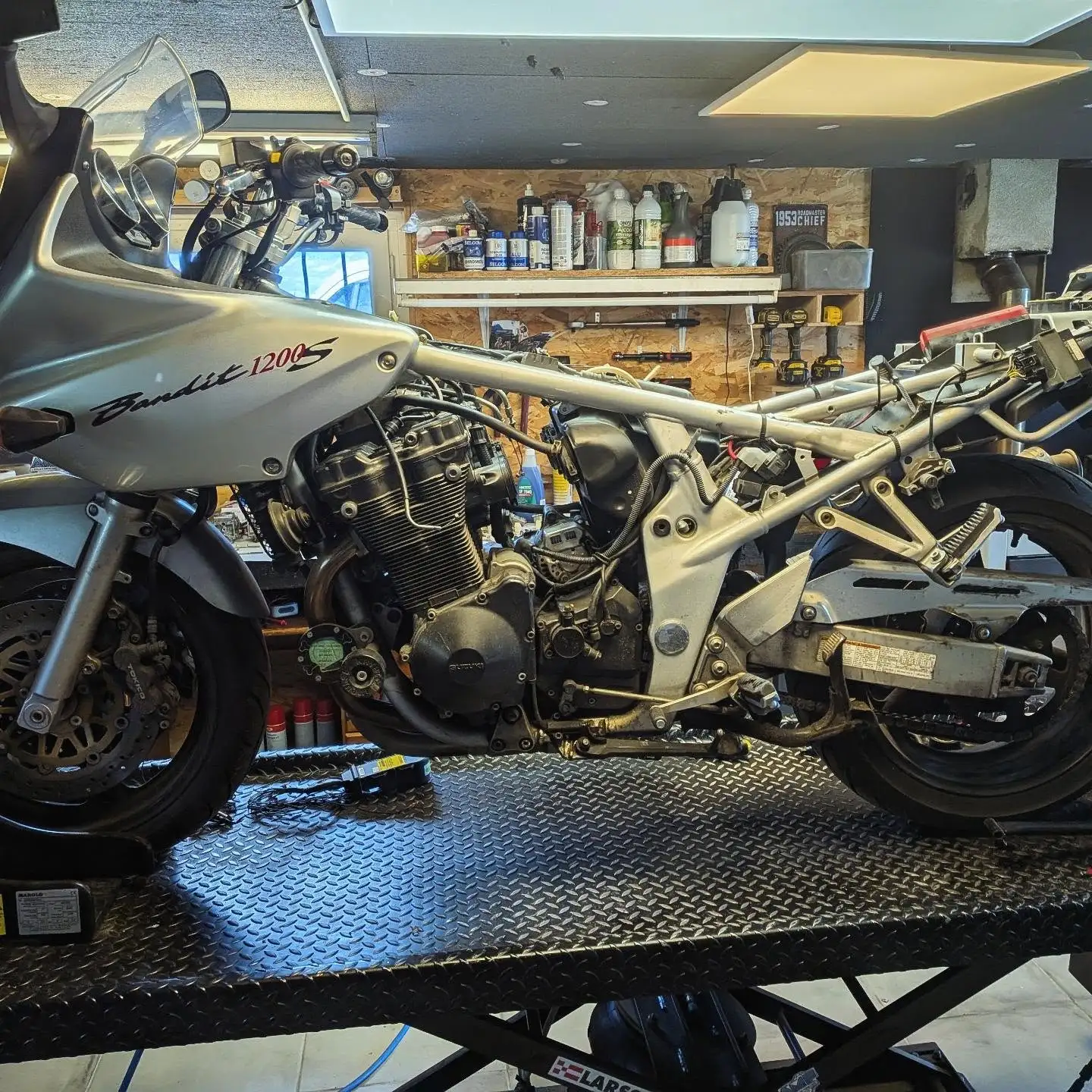 Moto entretenue par le mécanicien de l'atelier moto forézien