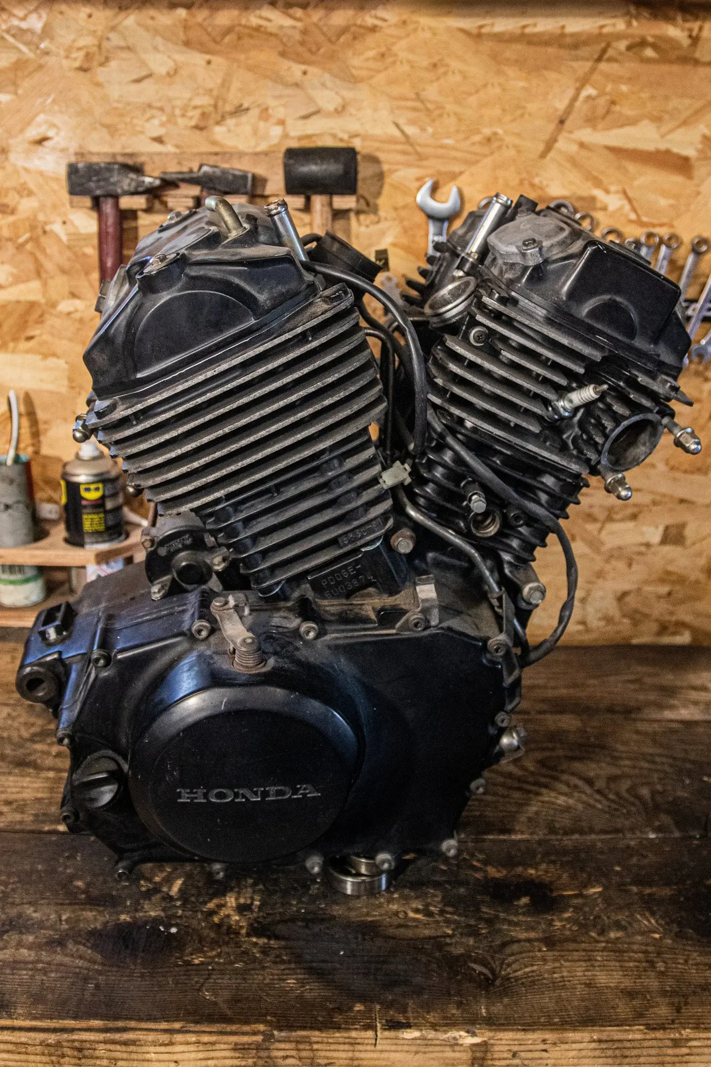 Bloc moteur de moto en cours de réfection